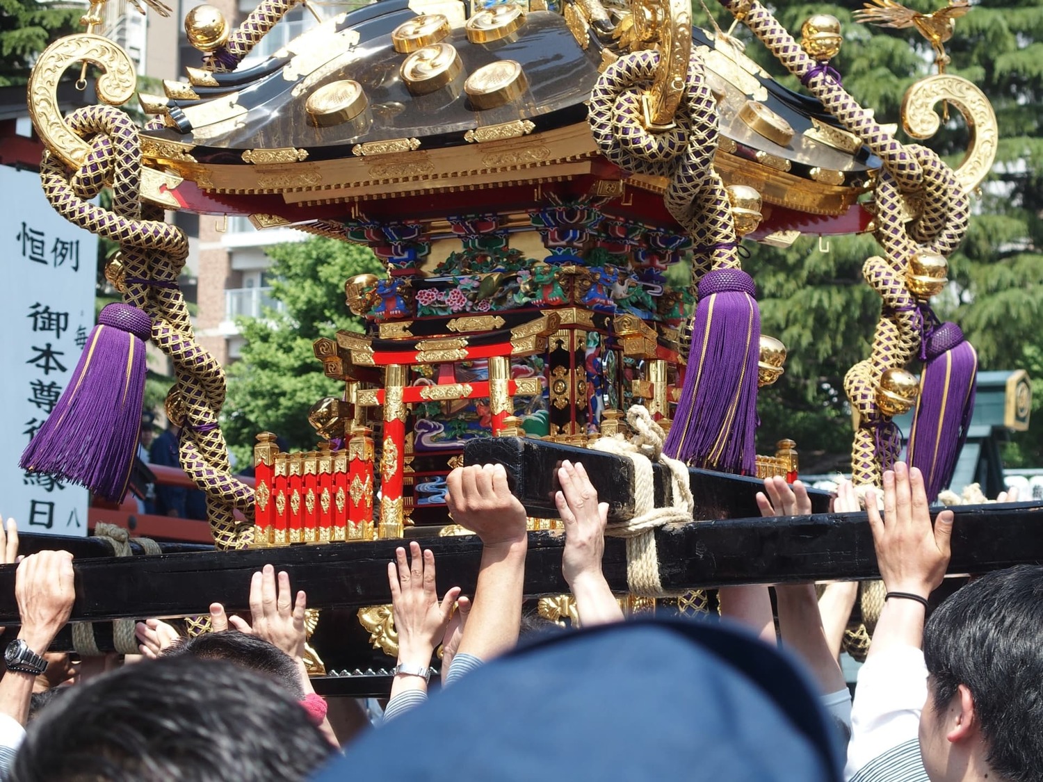 日本人認為透過抬轎可以表彰自己對神明的虔誠與敬重,並獲得神明庇佑。而神轎行進時的搖晃程度越大,代表神明能展現的力量越大。 圖: photo ac的masamasagt/提供 日本人認為透過抬轎可以表彰自己對神明的虔誠與敬重,並獲得神明庇佑。而神轎行進時的搖晃程度越大,代表神明能展現的力量越大。 圖: photo ac的masamasagt/提供