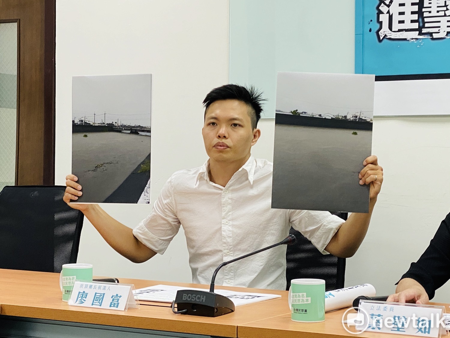 屏東縣崁頂鄉長候選人廖國富指近日連日大雨,造成屏東淹水嚴重。 圖:周煊惠 /攝 屏東縣崁頂鄉長候選人廖國富指近日連日大雨,造成屏東淹水嚴重。 圖:周煊惠 /攝
