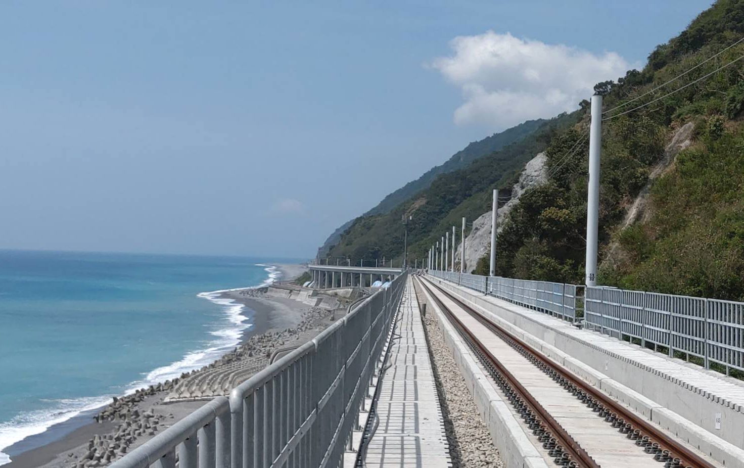 南迴線多良段2.7公里改建成依山傍海的高架道路行駛。 圖:翻攝自交通部臉書 南迴線多良段2.7公里改建成依山傍海的高架道路行駛。 圖:翻攝自交通部臉書