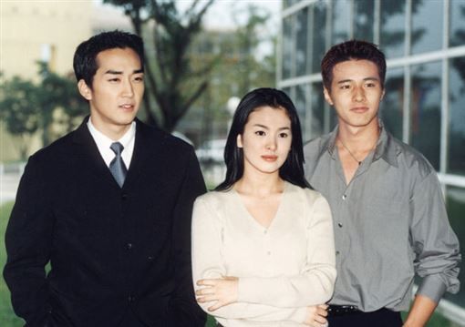 元斌(右1)於2000年與宋慧喬、宋承憲演出經典韓劇《藍色生死戀》後一砲而紅。 圖:翻攝自微博 元斌(右1)於2000年與宋慧喬、宋承憲演出經典韓劇《藍色生死戀》後一砲而紅。 圖:翻攝自微博