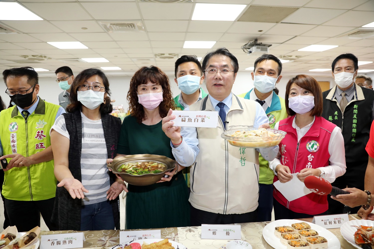 台南各大飯店及餐飲業者端出「阿中自助餐」及英雄宴菜色,將用滿滿的熱情與感謝的心歡迎陳時中部長及防疫五月天團隊。 圖:黃博郎攝 台南各大飯店及餐飲業者端出「阿中自助餐」及英雄宴菜色,將用滿滿的熱情與感謝的心歡迎陳時中部長及防疫五月天團隊。 圖:黃博郎攝