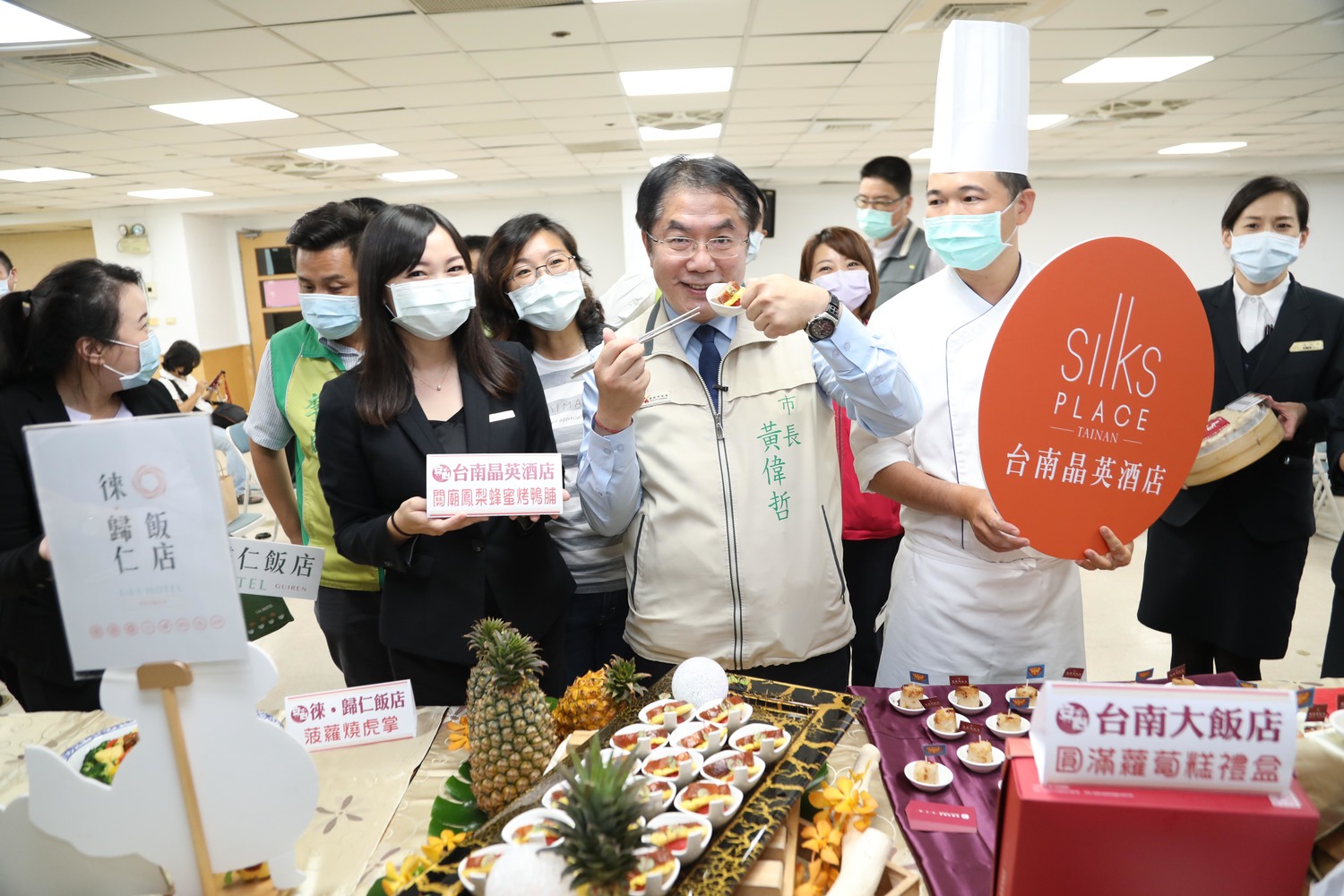 台南各大飯店及餐飲業者端出「阿中自助餐」及英雄宴菜色,將用滿滿的熱情與感謝的心歡迎陳時中部長及防疫五月天團隊。 圖:黃博郎攝 台南各大飯店及餐飲業者端出「阿中自助餐」及英雄宴菜色,將用滿滿的熱情與感謝的心歡迎陳時中部長及防疫五月天團隊。 圖:黃博郎攝
