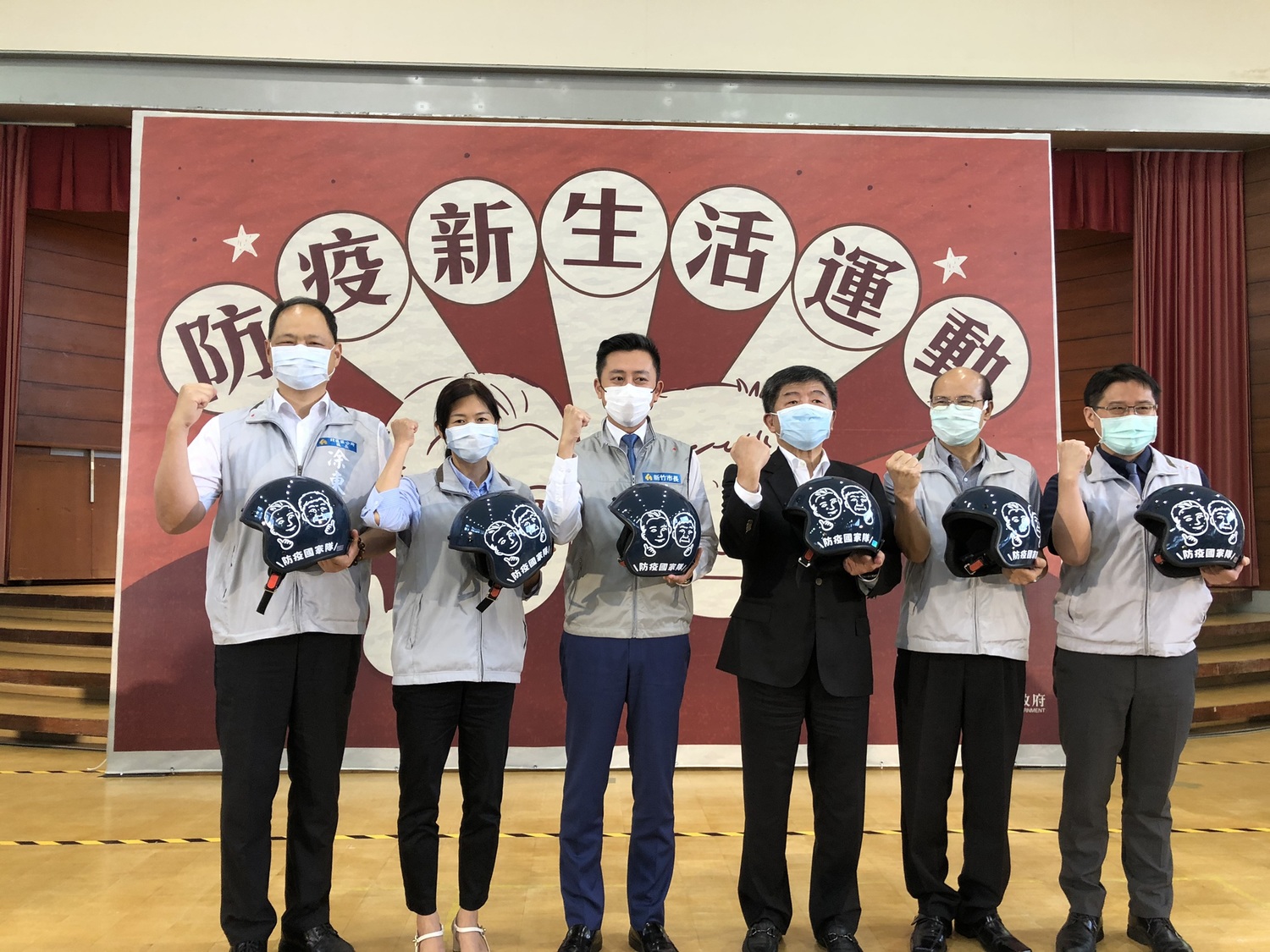 陳時中與新竹市長林智堅互增禮品 圖:新竹市政府提供 陳時中與新竹市長林智堅互增禮品 圖:新竹市政府提供