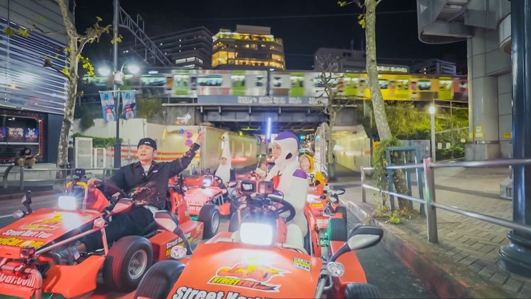 周杰倫開著卡丁車遊東京,感受萬聖節氣氛。 圖:Netflix/提供 周杰倫開著卡丁車遊東京,感受萬聖節氣氛。 圖:Netflix/提供