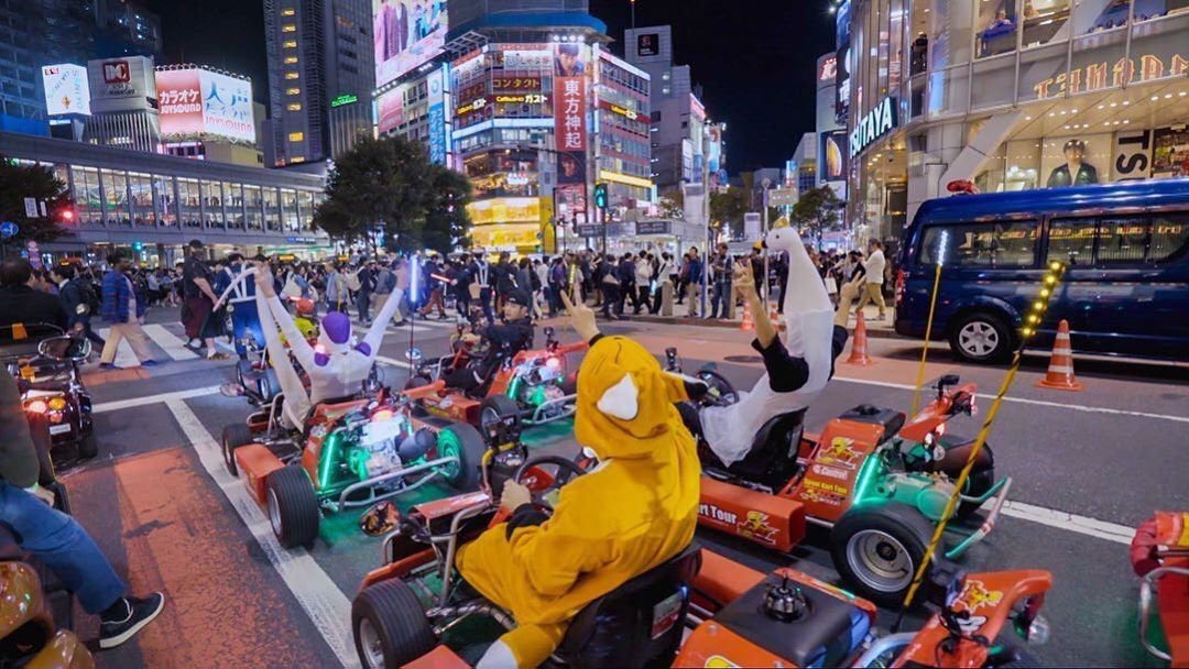 周杰倫開著卡丁車遊東京,感受萬聖節氣氛。 圖:Netflix/提供 周杰倫開著卡丁車遊東京,感受萬聖節氣氛。 圖:Netflix/提供