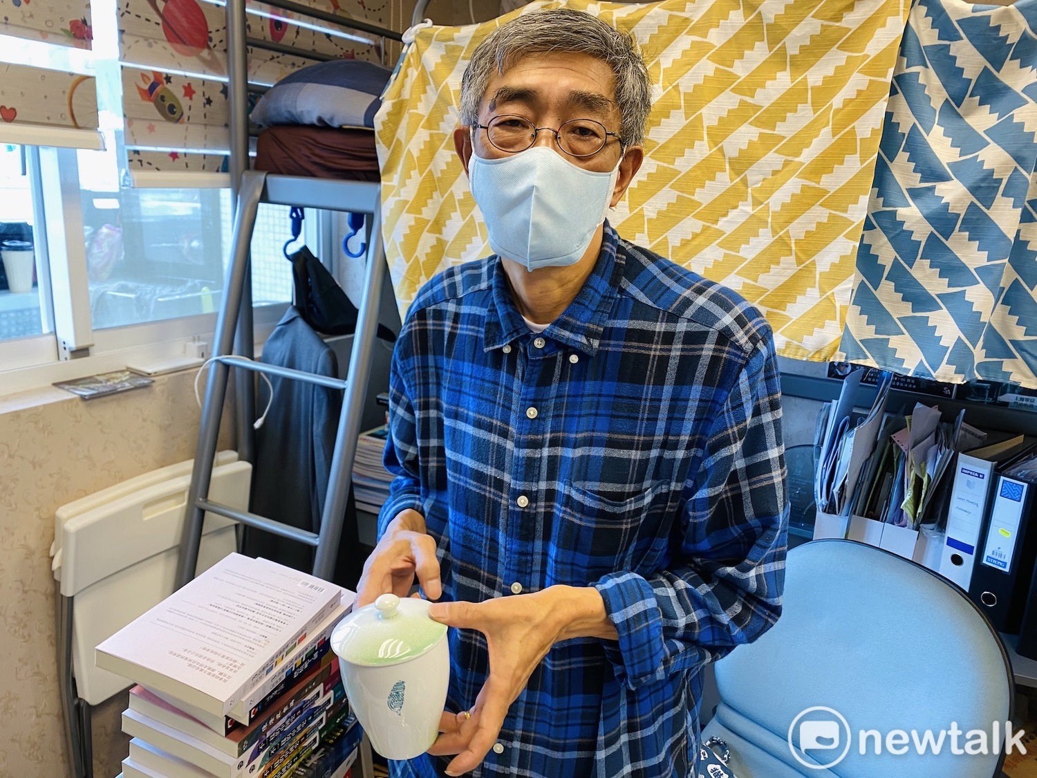 林飛帆則代表民進黨秘書長林錫耀,贈送林榮基一個台灣意象杯,林榮基表示,自己非常喜歡這個禮物。 圖:周煊惠 / 攝 林飛帆則代表民進黨秘書長林錫耀,贈送林榮基一個台灣意象杯,林榮基表示,自己非常喜歡這個禮物。 圖:周煊惠 / 攝