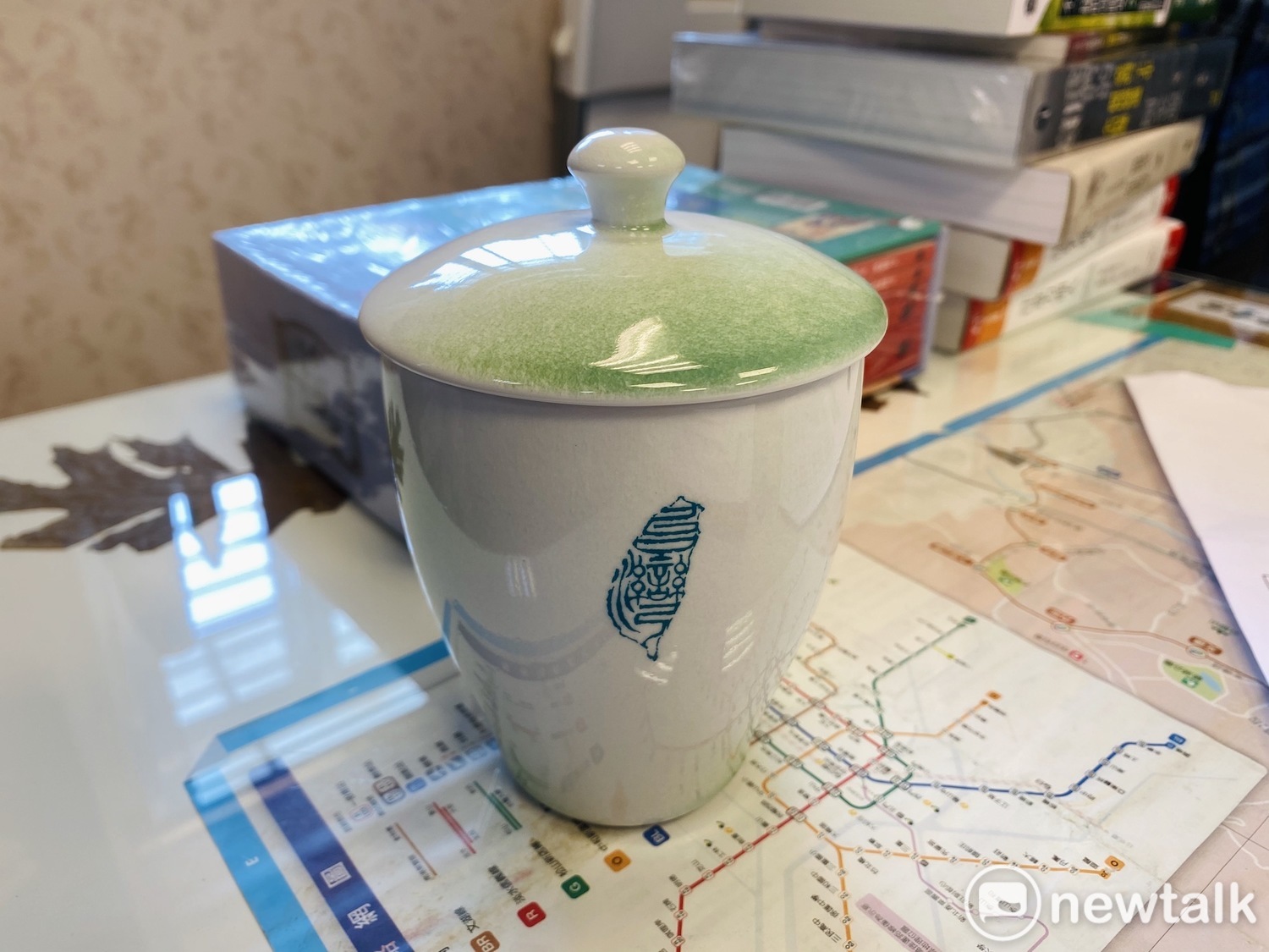 林飛帆則代表民進黨秘書長林錫耀,贈送林榮基一個台灣意象杯。 圖:周煊惠 / 攝 林飛帆則代表民進黨秘書長林錫耀,贈送林榮基一個台灣意象杯。 圖:周煊惠 / 攝