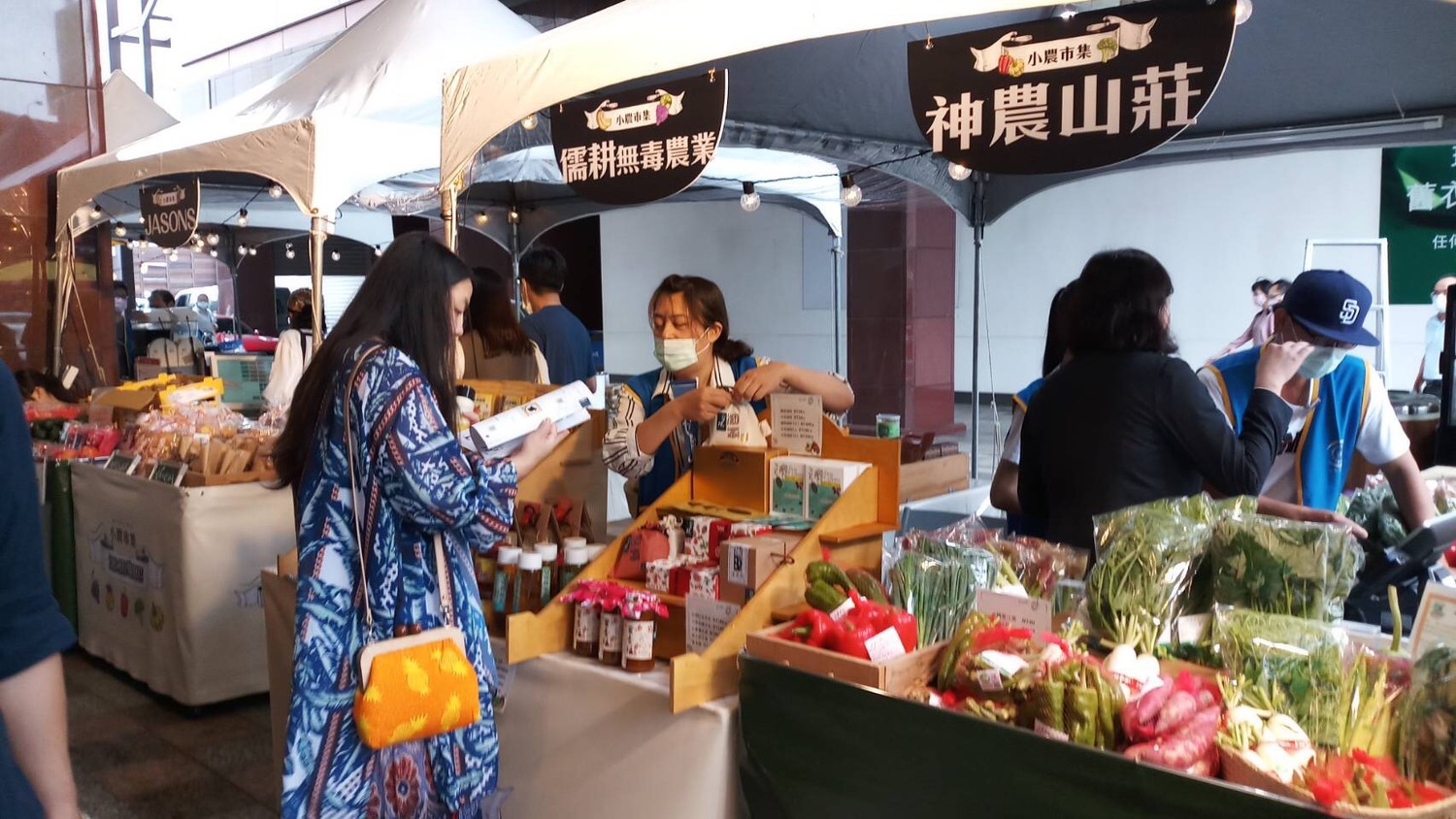 大雨讓蔬果價格飆漲,中友百貨的小農市集推出原價的有機蔬果,希望能刺激消費。 中友百貨/提供 大雨讓蔬果價格飆漲,中友百貨的小農市集推出原價的有機蔬果,希望能刺激消費。 中友百貨/提供