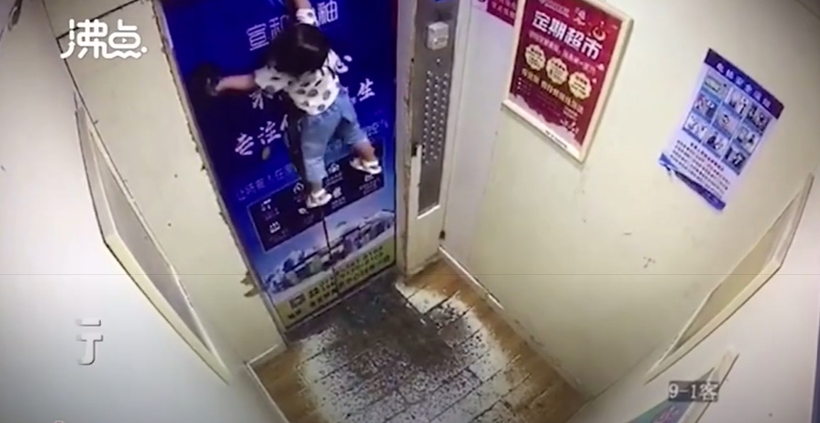 2歲女童和家人出門逛街,卻因手腕繫的安全牽引繩被電梯門夾住,在電梯上升後被吊起,懸空掛在電梯門上。 (畫面擷取自騰訊視頻) 2歲女童和家人出門逛街,卻因手腕繫的安全牽引繩被電梯門夾住,在電梯上升後被吊起,懸空掛在電梯門上。 (畫面擷取自騰訊視頻)