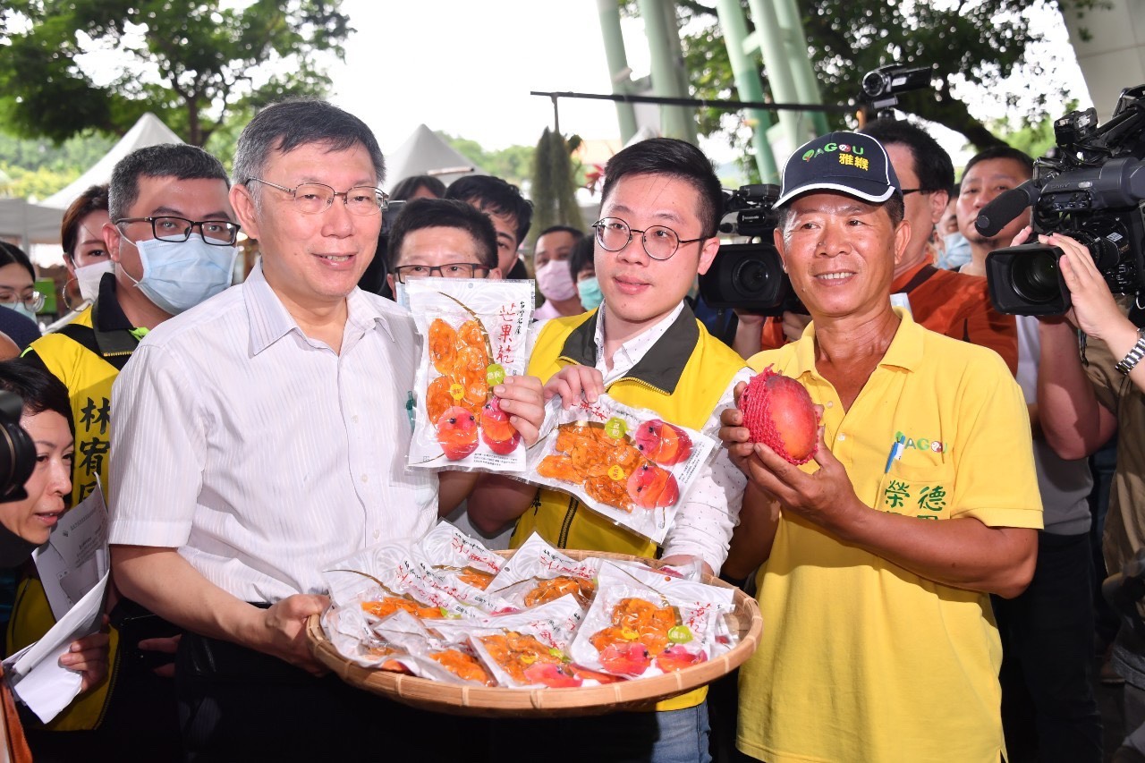 柯文哲下午出席花博農民市集-枋寮漁菓節,替枋寮漁產、水果行銷。 圖:台北市政府/提供 柯文哲下午出席花博農民市集-枋寮漁菓節,替枋寮漁產、水果行銷。 圖:台北市政府/提供