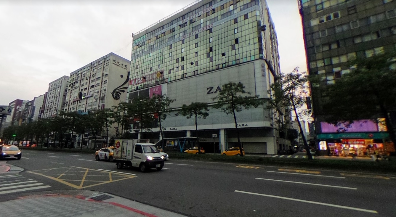 女直播主「沐沐」先前在東區ZARA上演「魔鏡號」情節,引起警方關心,如今她已被函送法辦。 圖:翻攝自google街景 女直播主「沐沐」先前在東區ZARA上演「魔鏡號」情節,引起警方關心,如今她已被函送法辦。 圖:翻攝自google街景