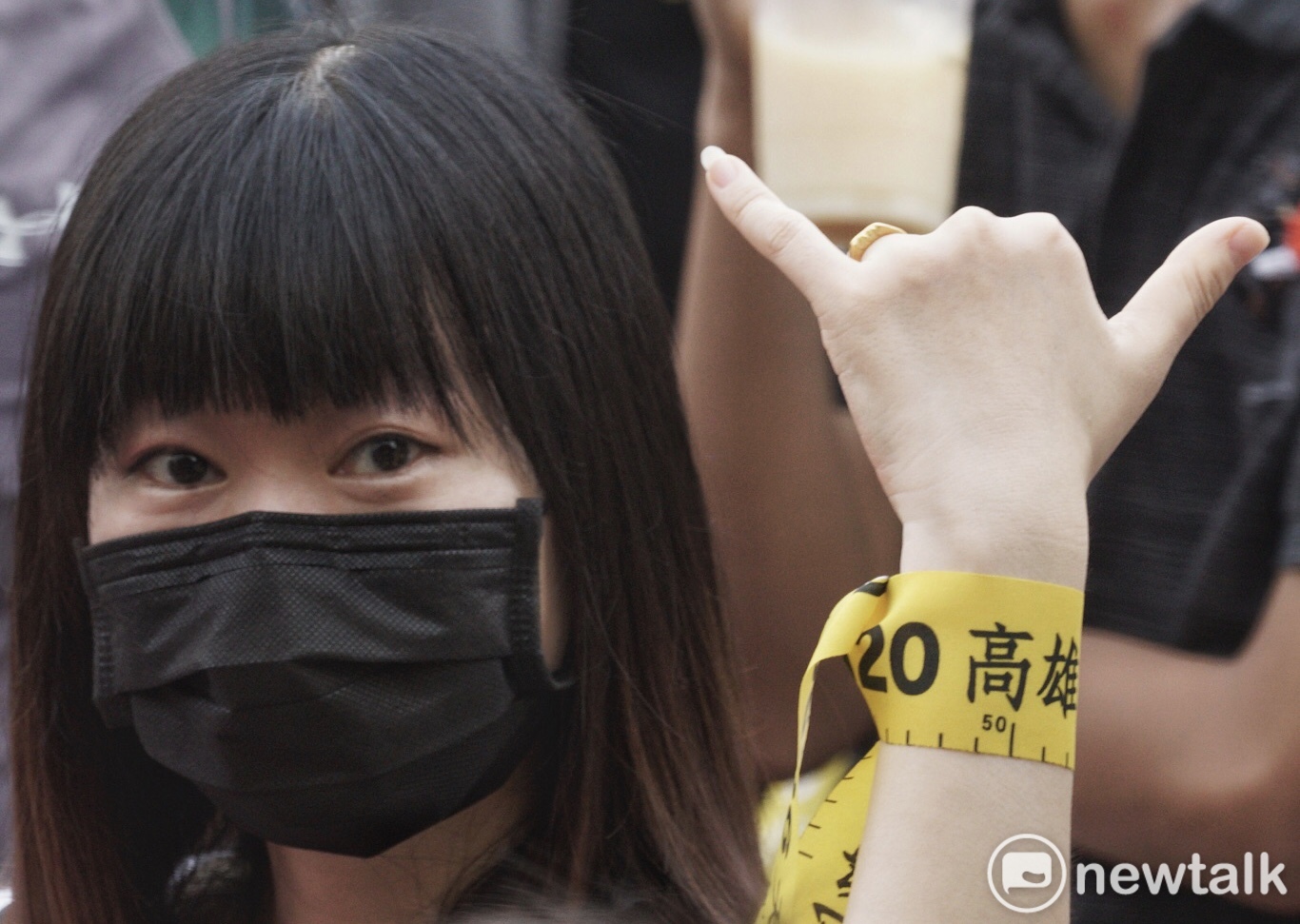 一位民眾比出罷韓手勢。 圖:張良一/攝 一位民眾比出罷韓手勢。 圖:張良一/攝