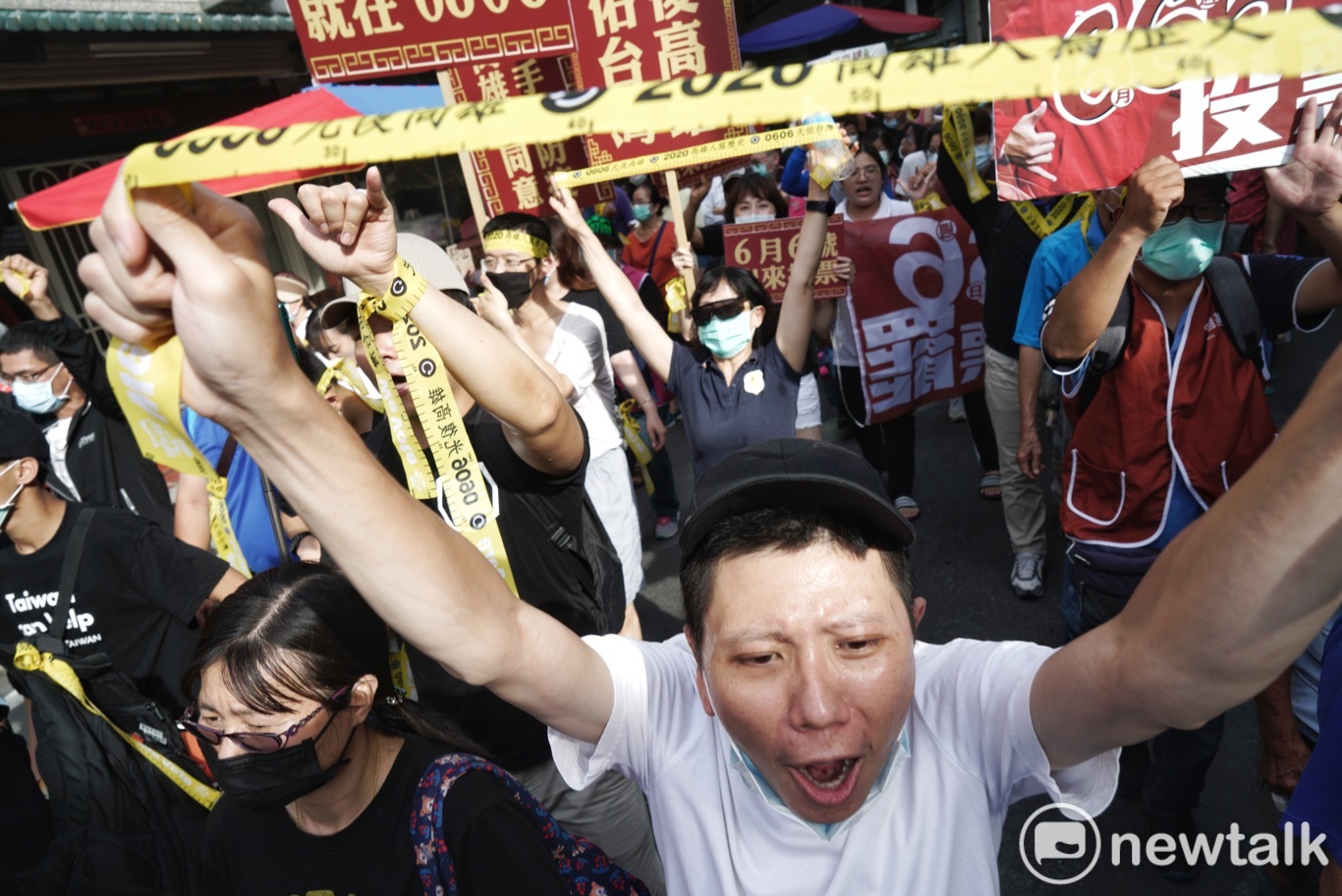 數百位罷韓支持者在余登發故居前遊行。 圖:張良一/攝 數百位罷韓支持者在余登發故居前遊行。 圖:張良一/攝