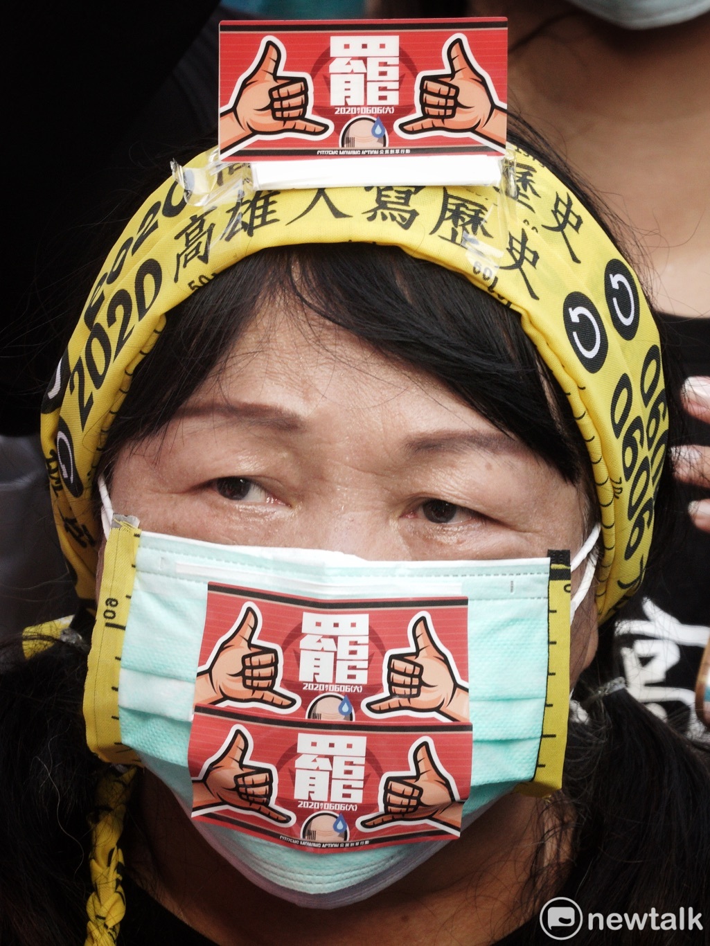 一位罷韓支持者在罷韓黃絲帶和貼紙貼在臉去上,相當吸睛! 圖:張良一/攝 一位罷韓支持者在罷韓黃絲帶和貼紙貼在臉去上,相當吸睛! 圖:張良一/攝
