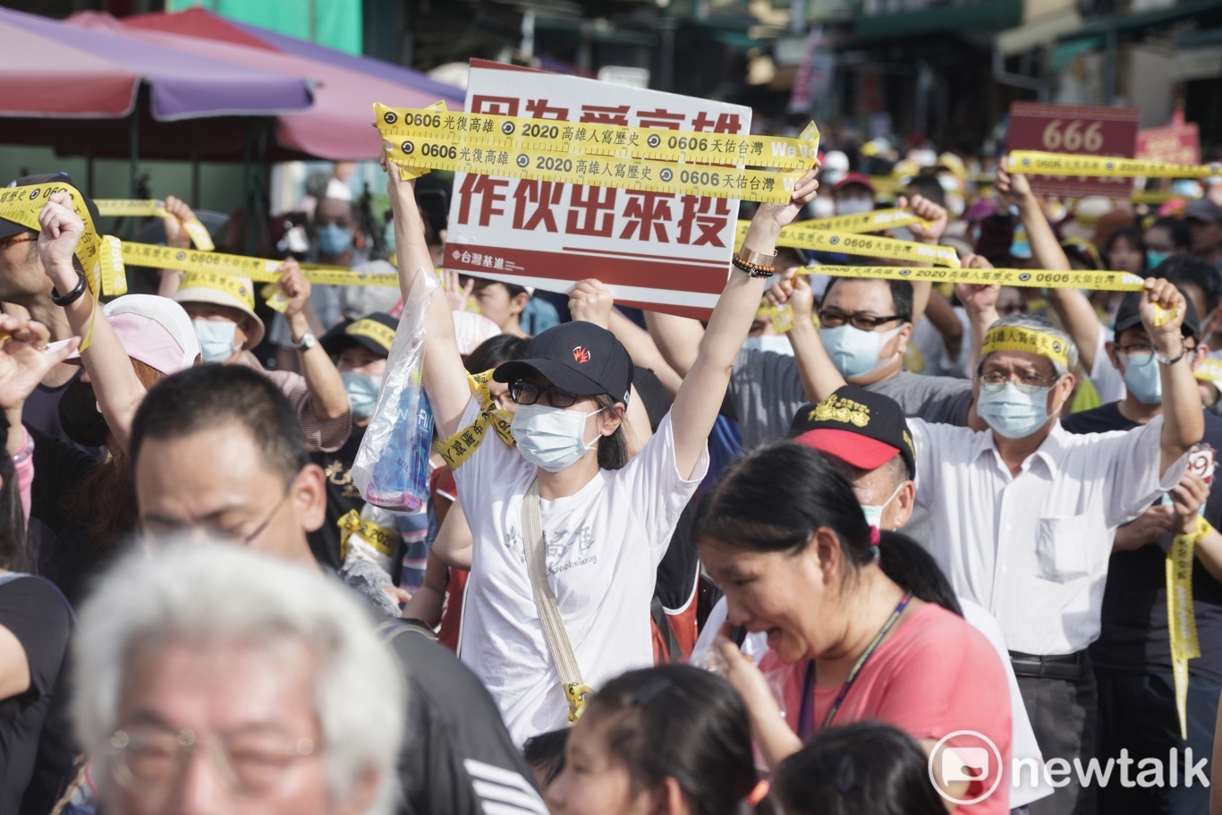 罷韓民眾在高雄橋頭鳳橋宮前高舉黃絲帶並高喊罷韓口號。 圖:張良一/攝 罷韓民眾在高雄橋頭鳳橋宮前高舉黃絲帶並高喊罷韓口號。 圖:張良一/攝