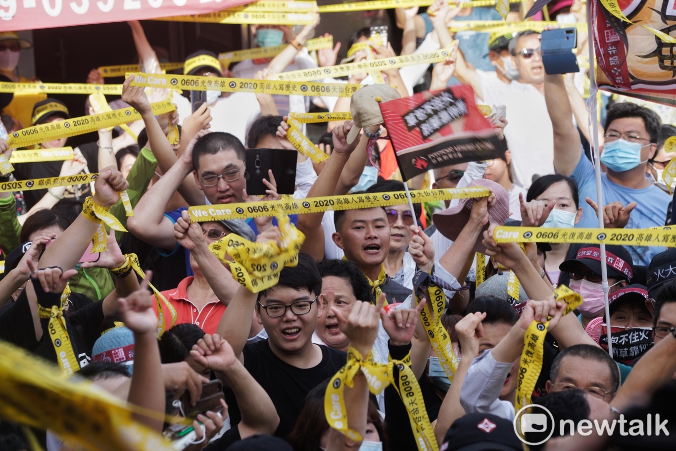 罷韓民眾在高雄橋頭鳳橋宮前高舉黃絲帶並高喊罷韓口號。 圖:張良一/攝 罷韓民眾在高雄橋頭鳳橋宮前高舉黃絲帶並高喊罷韓口號。 圖:張良一/攝