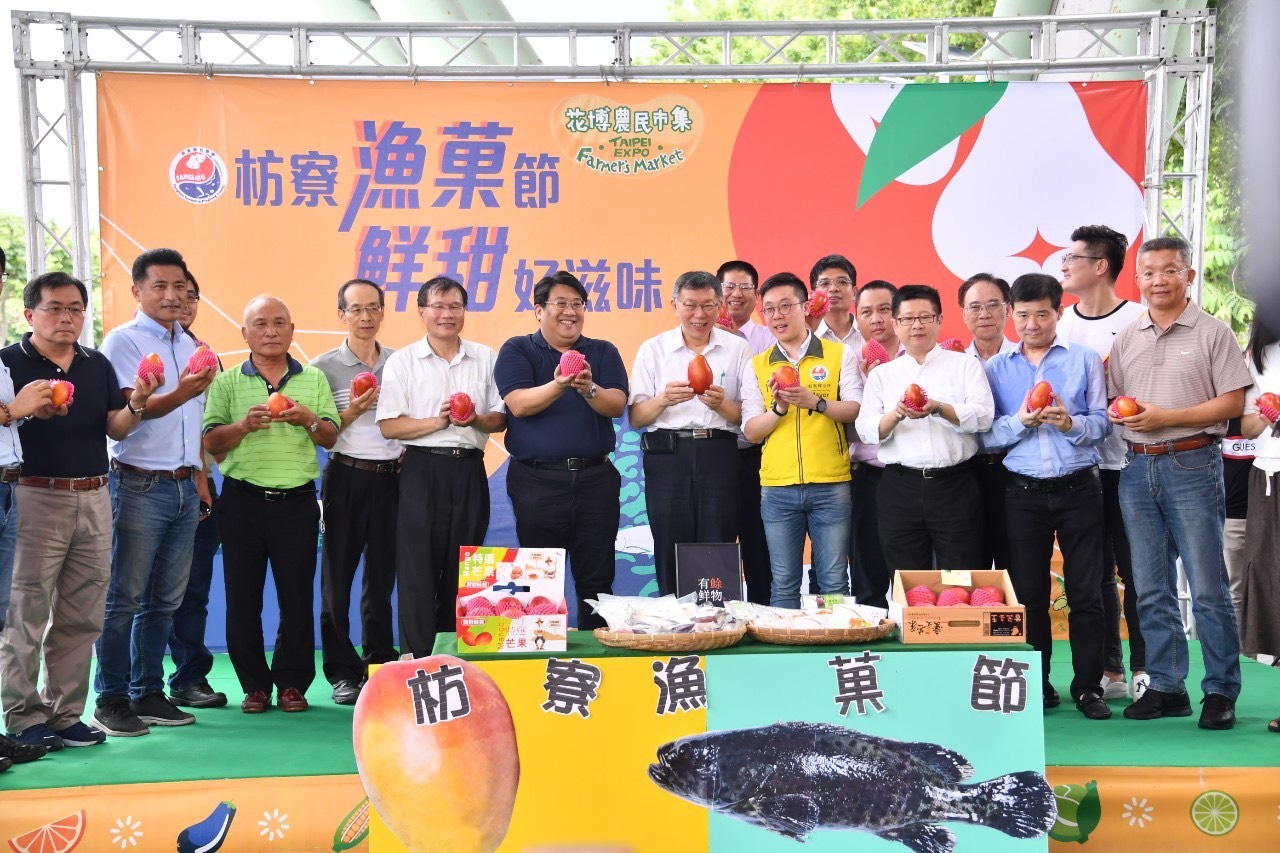 柯文哲出席枋寮漁菓節活動,宣傳當地漁產、水果。 圖 : 台北市政府/提供 柯文哲出席枋寮漁菓節活動,宣傳當地漁產、水果。 圖 : 台北市政府/提供