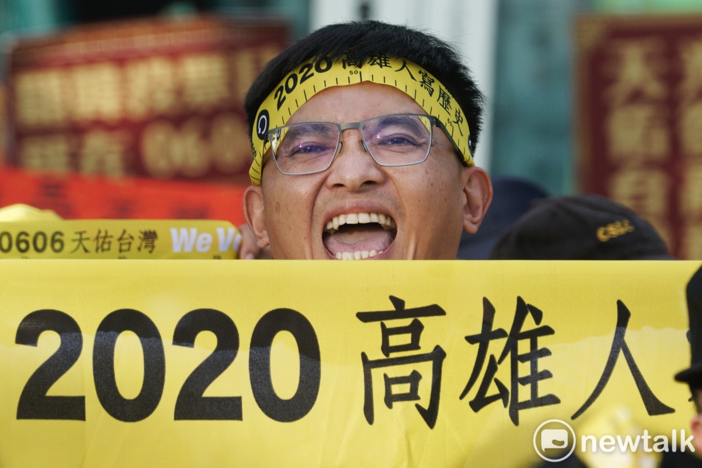 數百位罷韓支持者高舉罷韓黃絲帶,並高喊罷韓口號。 圖:張良一/攝 數百位罷韓支持者高舉罷韓黃絲帶,並高喊罷韓口號。 圖:張良一/攝