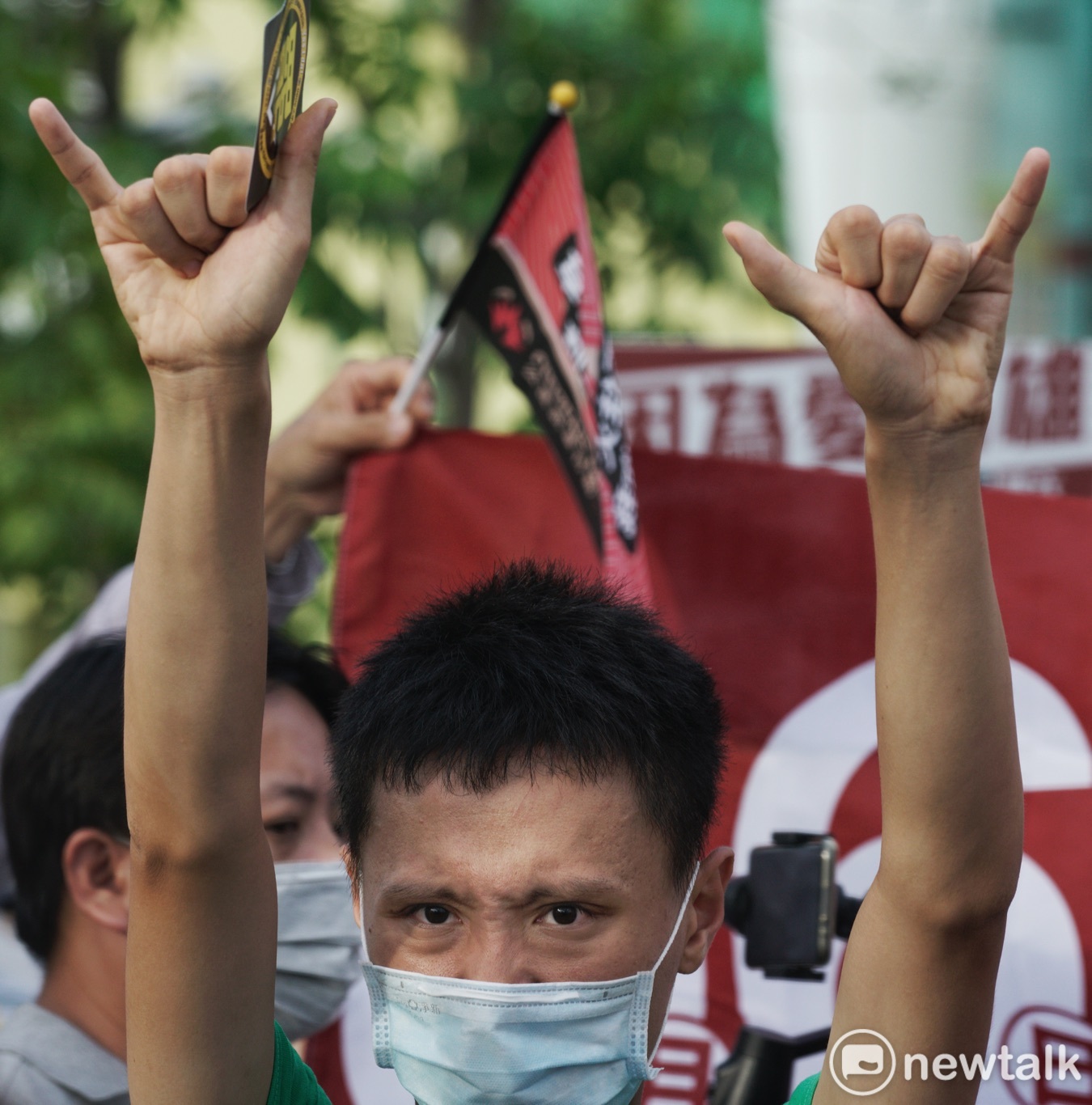 一位民眾高舉6月6日罷免韓國瑜手勢。 圖:張良一/攝 一位民眾高舉6月6日罷免韓國瑜手勢。 圖:張良一/攝