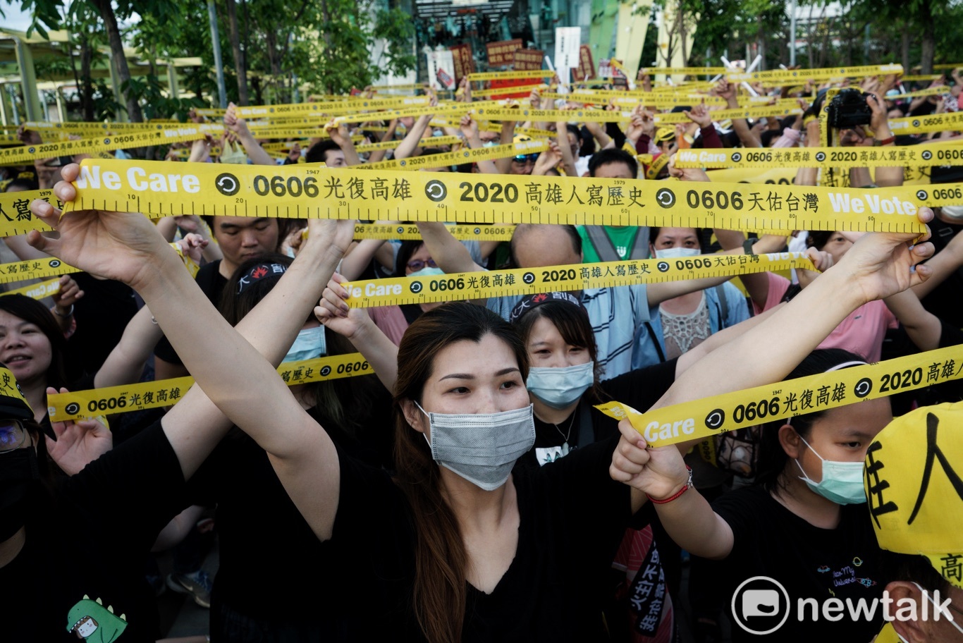 數百位罷韓支持者高舉罷韓黃絲帶,擠爆捷運南岡山站前廣場。 圖:張良一/攝 數百位罷韓支持者高舉罷韓黃絲帶,擠爆捷運南岡山站前廣場。 圖:張良一/攝