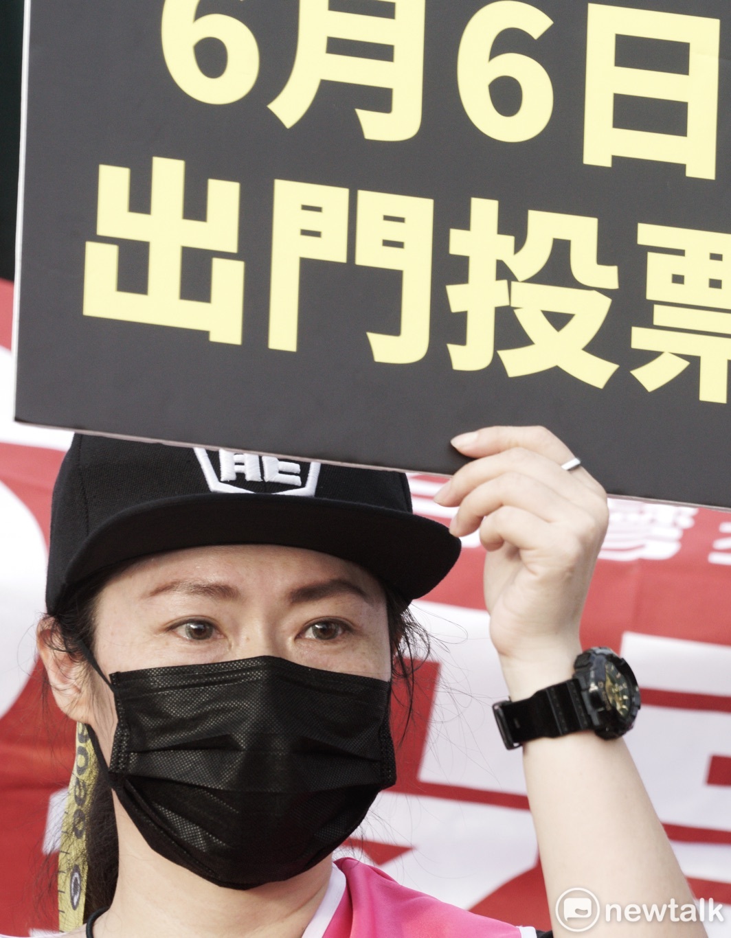 一位罷韓支持者舉牌呼籲高雄選民6月6日出門投罷免票。 圖:張良一/攝 一位罷韓支持者舉牌呼籲高雄選民6月6日出門投罷免票。 圖:張良一/攝