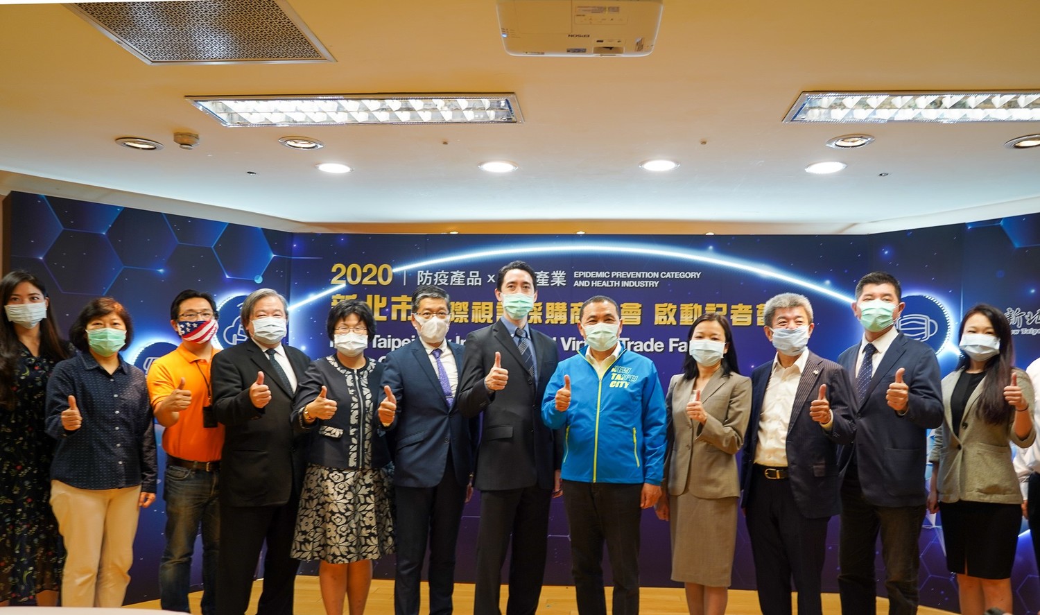新北市府經發局邀美國各州政府辦事處協會、馬來西亞友誼及貿易中心、歐洲在台商務協會、台日產業技術合作促進會等四個國際駐台單位的代表,參與「202新北市國際視訊採購商洽會-啟動記者會」。 圖:新北市經發局提供 新北市府經發局邀美國各州政府辦事處協會、馬來西亞友誼及貿易中心、歐洲在台商務協會、台日產業技術合作促進會等四個國際駐台單位的代表,參與「202新北市國際視訊採購商洽會-啟動記者會」。 圖:新北市經發局提供