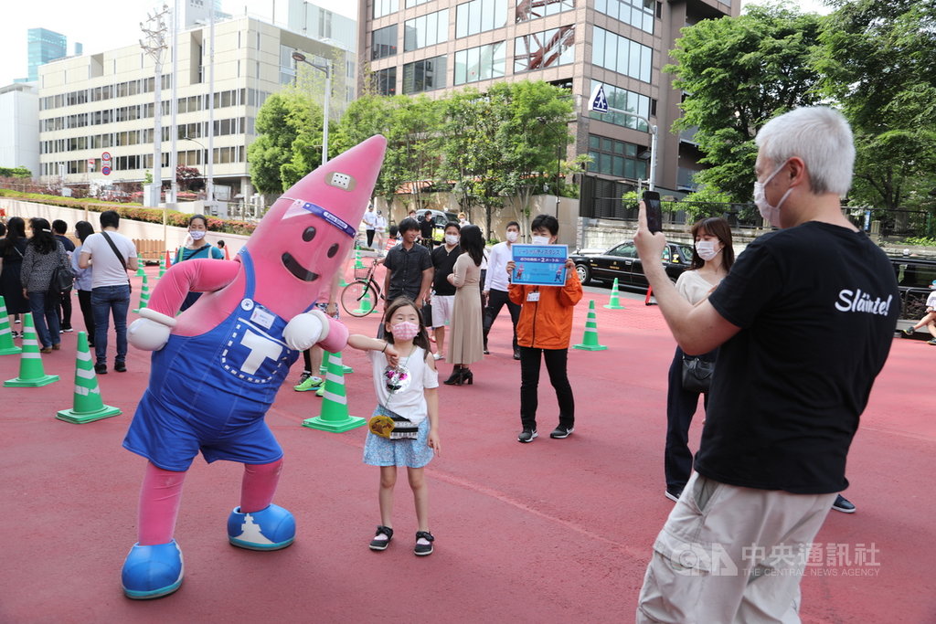 日本政府5月25日全面解除為防疫所發布的緊急事態宣言,30日是解禁後第一個週末,東京鐵塔吉祥物諾朋戴防疫面罩迎接遊客。 圖/中央社 日本政府5月25日全面解除為防疫所發布的緊急事態宣言,30日是解禁後第一個週末,東京鐵塔吉祥物諾朋戴防疫面罩迎接遊客。 圖/中央社