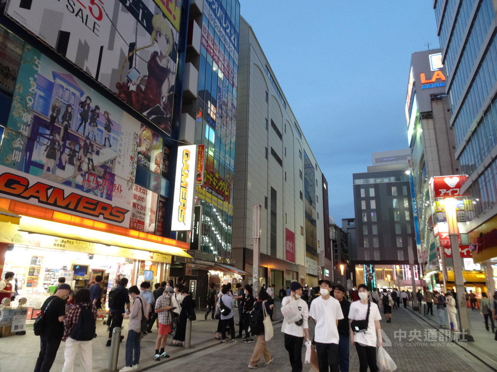 日本政府5月25日全面解除為防疫所發布的緊急事態宣言,30日是解禁後第一個週末,電器街秋葉原人潮多,買氣佳。 圖/中央社 日本政府5月25日全面解除為防疫所發布的緊急事態宣言,30日是解禁後第一個週末,電器街秋葉原人潮多,買氣佳。 圖/中央社
