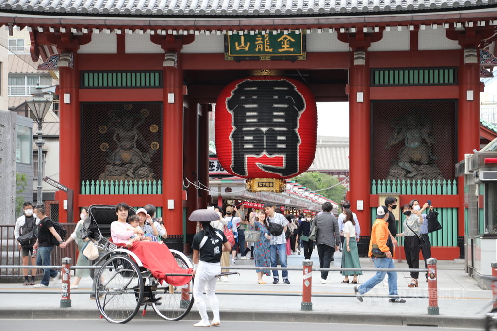 日本政府因應武漢肺炎疫情4月7日宣布緊急事態宣言,5月25日全面解除。30日是解禁後第一個週末,東京知名景點淺草雷門前暌違近2個月湧進人潮。 圖/中央社 日本政府因應武漢肺炎疫情4月7日宣布緊急事態宣言,5月25日全面解除。30日是解禁後第一個週末,東京知名景點淺草雷門前暌違近2個月湧進人潮。 圖/中央社