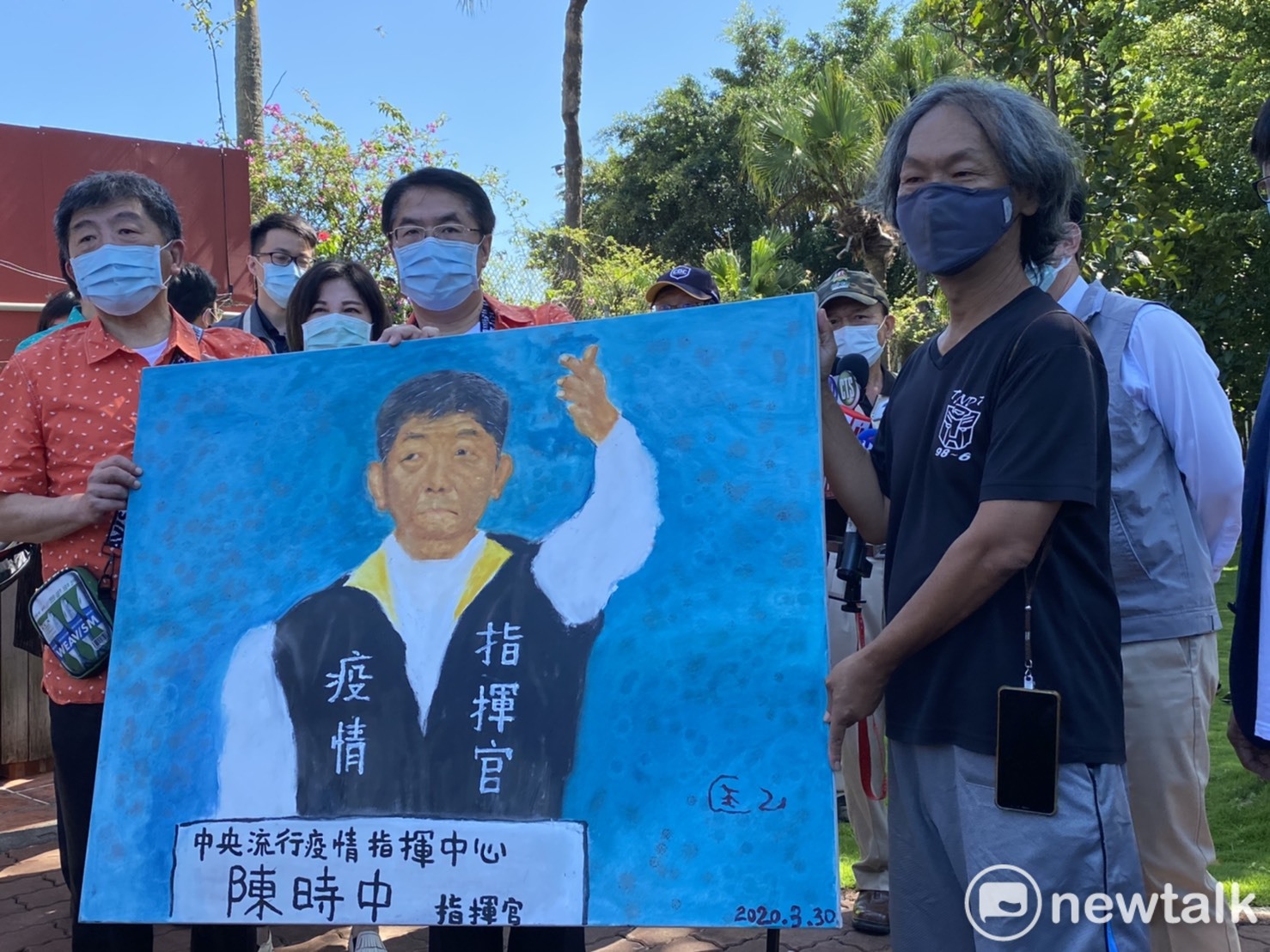 手指畫家匡乙送上一幅在3月完成的陳時中人物畫,並大讚陳時中是真正的台灣之光。 圖:閻芝霖/攝 手指畫家匡乙送上一幅在3月完成的陳時中人物畫,並大讚陳時中是真正的台灣之光。 圖:閻芝霖/攝