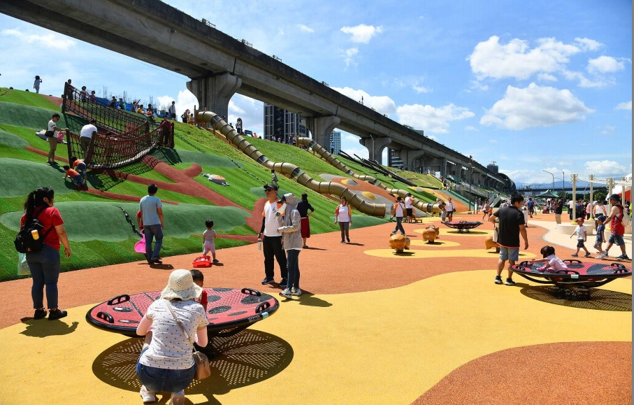 新北大都會公園的「台灣特色動物」主題遊樂區有31座特色滑梯及 100組各式遊具設施,是全台灣最大的全齡化共融式堤坡滑梯樂園。 圖:新北市新聞局提供 新北大都會公園的「台灣特色動物」主題遊樂區有31座特色滑梯及 100組各式遊具設施,是全台灣最大的全齡化共融式堤坡滑梯樂園。 圖:新北市新聞局提供