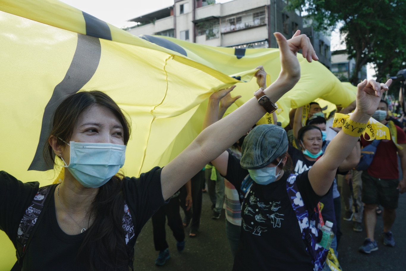 參加罷韓三山演習的民眾向過往路人比出罷韓手勢。 圖:張良一/攝 參加罷韓三山演習的民眾向過往路人比出罷韓手勢。 圖:張良一/攝