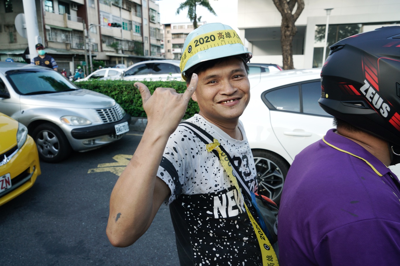 一位機車騎士向參加罷韓三山演習的民眾比出罷韓手勢。 圖:張良一/攝 一位機車騎士向參加罷韓三山演習的民眾比出罷韓手勢。 圖:張良一/攝