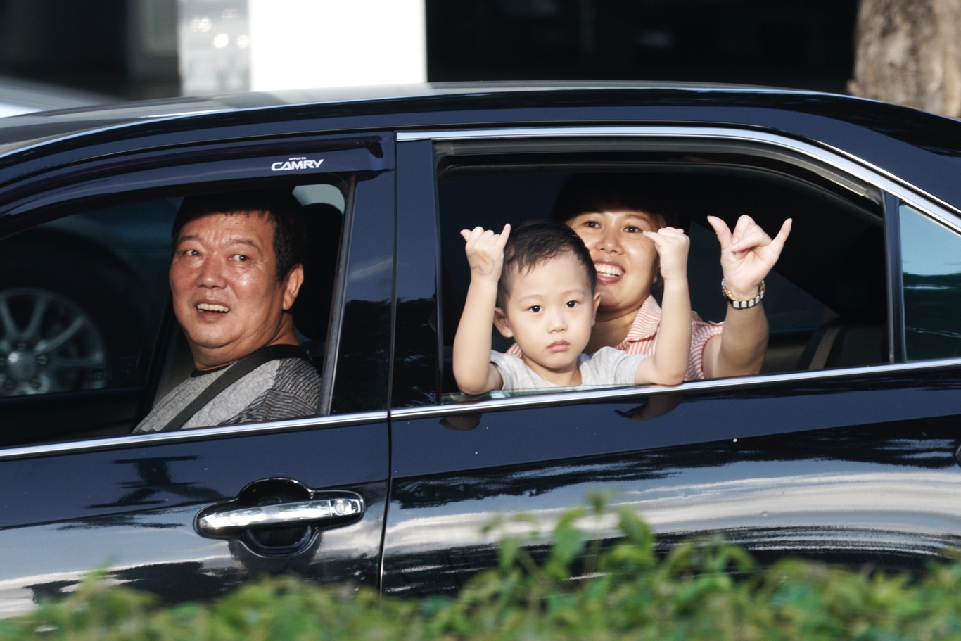 一些開車民眾向參加罷韓三山演習的民眾比出罷韓手勢。 圖:張良一/攝 一些開車民眾向參加罷韓三山演習的民眾比出罷韓手勢。 圖:張良一/攝