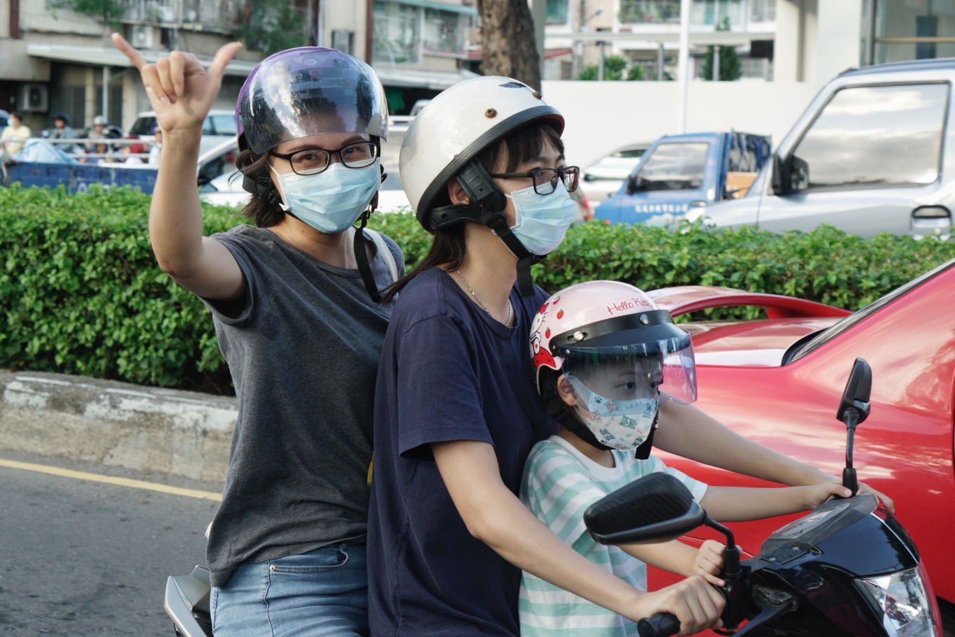 一位機車騎士向參加罷韓三山演習的民眾比出罷韓手勢。 圖:張良一/攝 一位機車騎士向參加罷韓三山演習的民眾比出罷韓手勢。 圖:張良一/攝