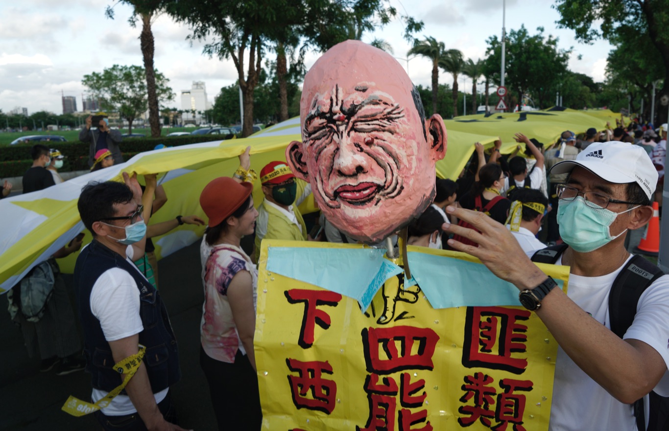 一位罷韓民眾製作諷刺高雄市長韓國瑜的肖像。 圖:張良一/攝 一位罷韓民眾製作諷刺高雄市長韓國瑜的肖像。 圖:張良一/攝
