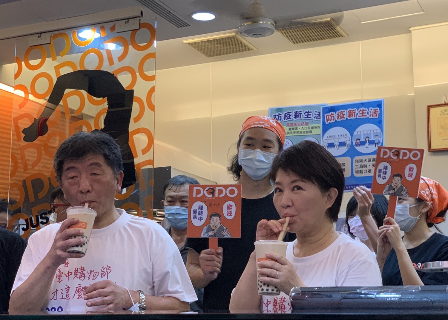 衛福部長陳時中,31日到台中與台中市長盧秀燕一同喝珍奶。 圖:莊競程服務處/提供 衛福部長陳時中,31日到台中與台中市長盧秀燕一同喝珍奶。 圖:莊競程服務處/提供