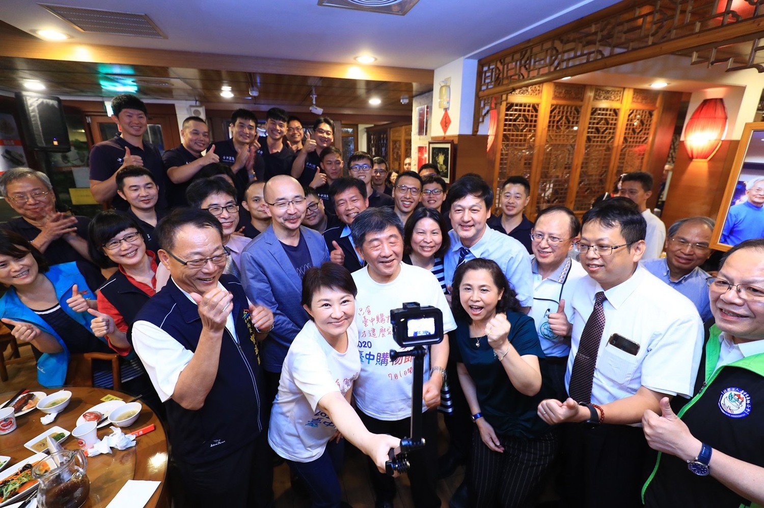 盧秀燕請陳時中及基層防疫人員大啖酸菜白肉鍋。晚宴時大家搶著與陳時中合照。 台中市政府/提供 盧秀燕請陳時中及基層防疫人員大啖酸菜白肉鍋。晚宴時大家搶著與陳時中合照。 台中市政府/提供