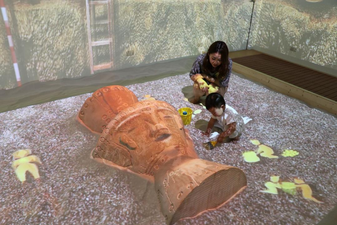 《魔幻考古沙坑》絢麗的聲光特效,呈現考古學各種有趣面貌。 圖:十三行博物館提供 《魔幻考古沙坑》絢麗的聲光特效,呈現考古學各種有趣面貌。 圖:十三行博物館提供