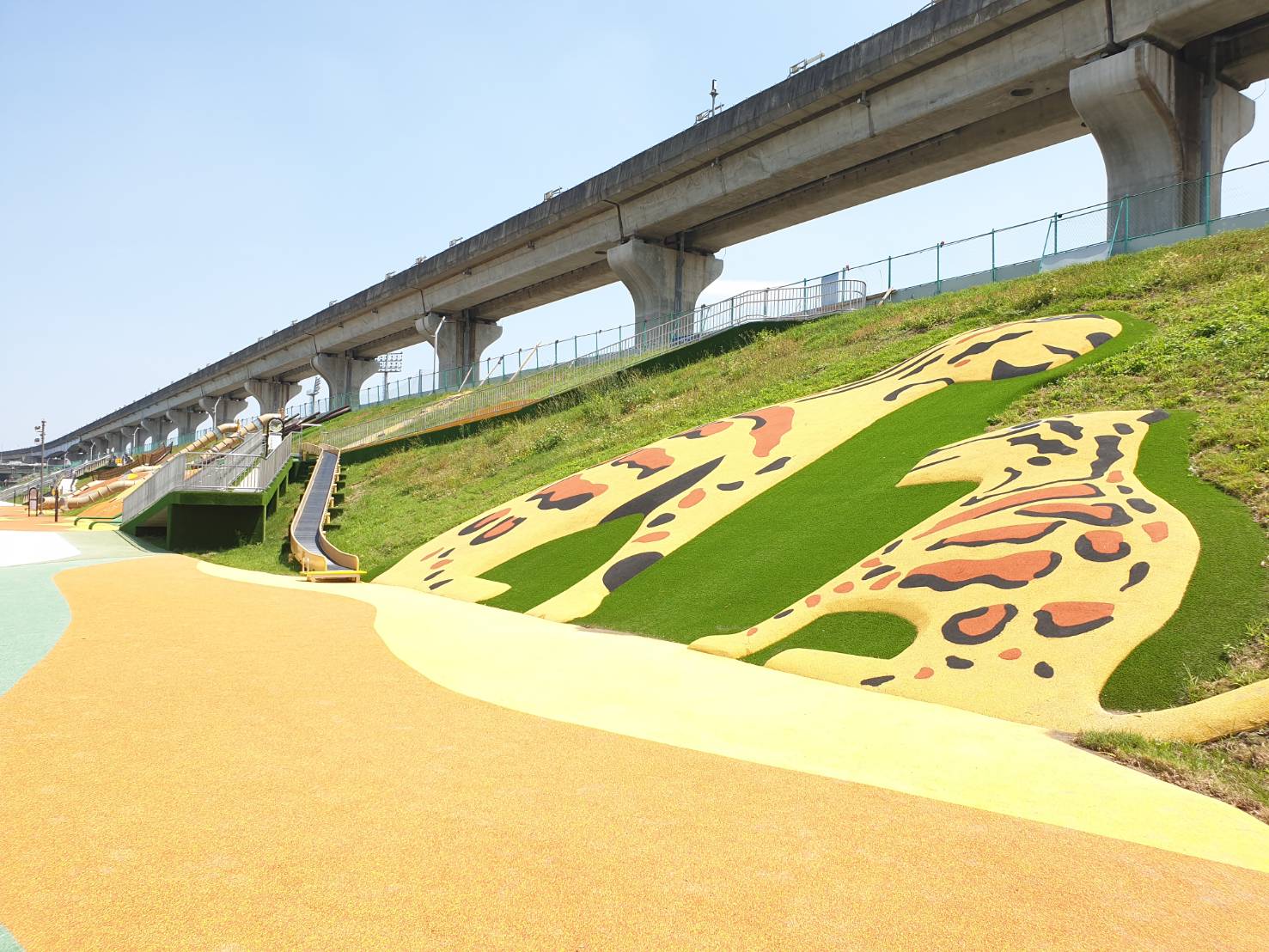 5月31日已開放台灣獮猴管狀溜滑梯、雲豹滾輪滑梯、藤蔓鋼管滑梯、梅花鹿攀爬塊、山豬搖搖馬、瓢蟲搖搖盤、台灣黑熊鞦韆等設施。 圖:新北高灘地工程管理處/提供 5月31日已開放台灣獮猴管狀溜滑梯、雲豹滾輪滑梯、藤蔓鋼管滑梯、梅花鹿攀爬塊、山豬搖搖馬、瓢蟲搖搖盤、台灣黑熊鞦韆等設施。 圖:新北高灘地工程管理處/提供