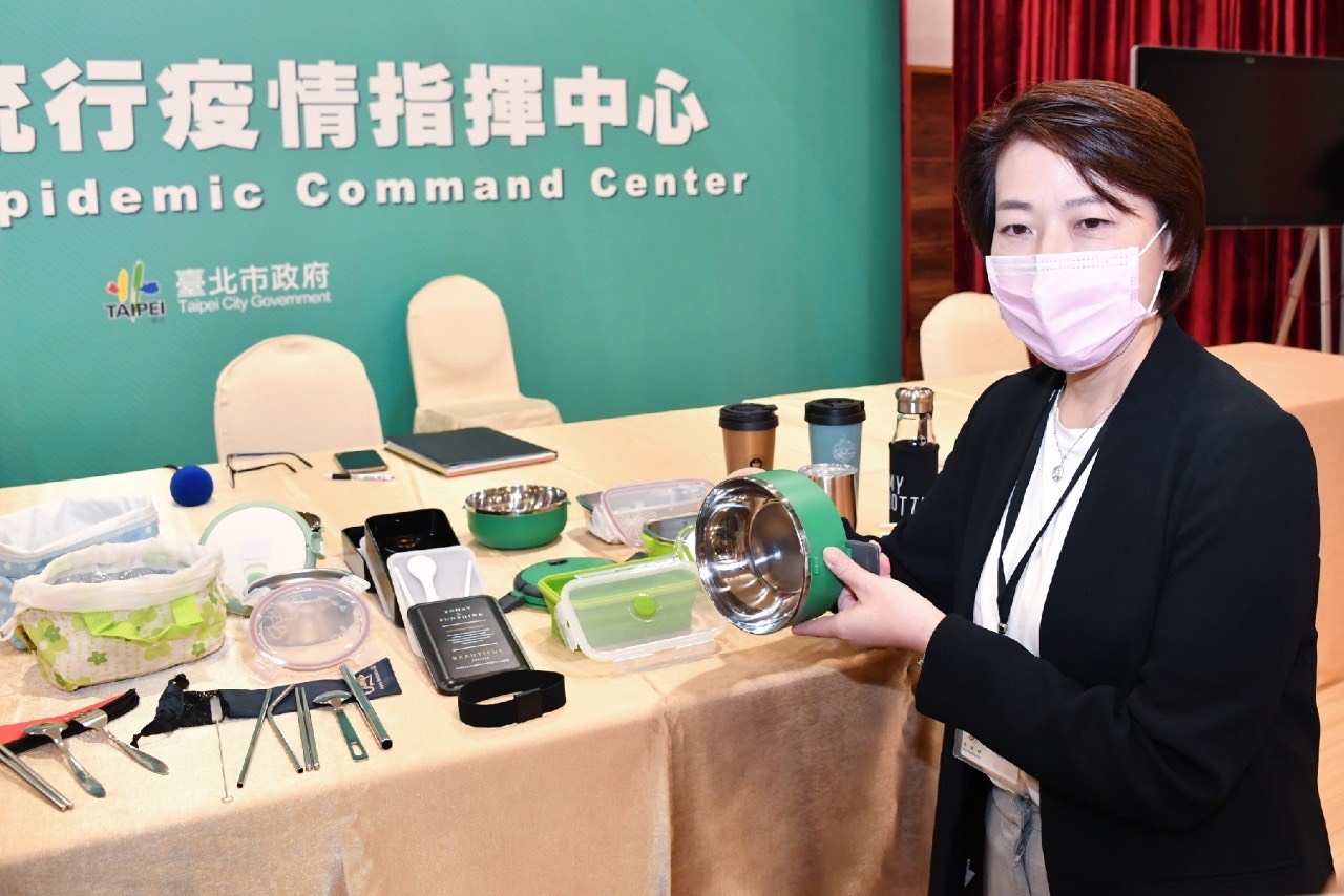 台北市副市長黃珊珊推廣環保餐具。 圖:北市府 / 提供 台北市副市長黃珊珊推廣環保餐具。 圖:北市府 / 提供
