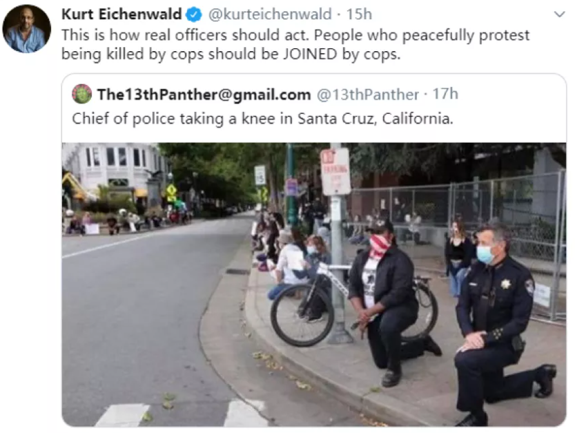 警察單膝下跪引起討論。 圖:翻攝自環球時報 警察單膝下跪引起討論。 圖:翻攝自環球時報