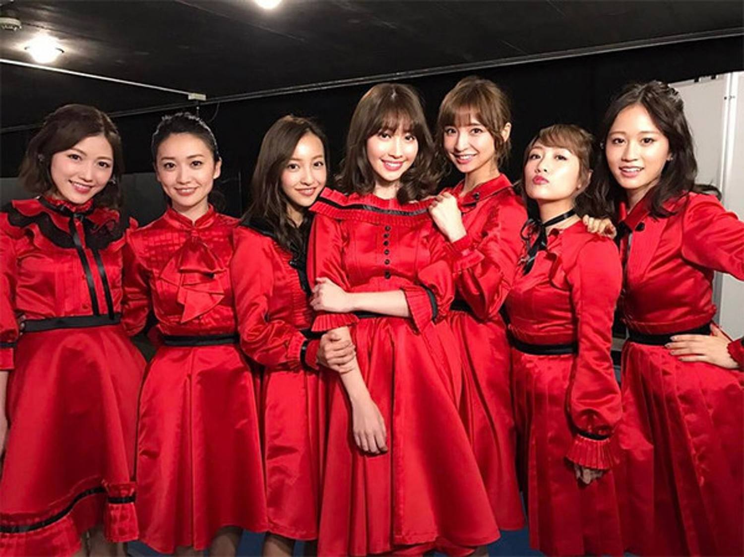 (左起)渡邊麻友、大島優子、板野友美、小嶋陽菜、篠田麻里子、高橋南和前田敦子是「初代神7成員」。 圖 : 翻攝自篠田麻里子IG (左起)渡邊麻友、大島優子、板野友美、小嶋陽菜、篠田麻里子、高橋南和前田敦子是「初代神7成員」。 圖 : 翻攝自篠田麻里子IG
