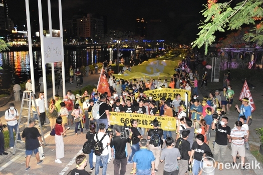 遊行隊伍在河西路人行步道高喊罷韓口號。 圖:孫家銘/攝 遊行隊伍在河西路人行步道高喊罷韓口號。 圖:孫家銘/攝
