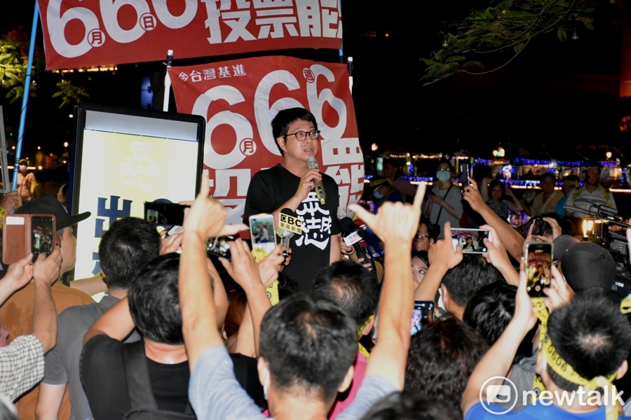 Wecare高雄發起人尹立拜託大家一定要站出來投票。 圖:孫家銘/攝 Wecare高雄發起人尹立拜託大家一定要站出來投票。 圖:孫家銘/攝