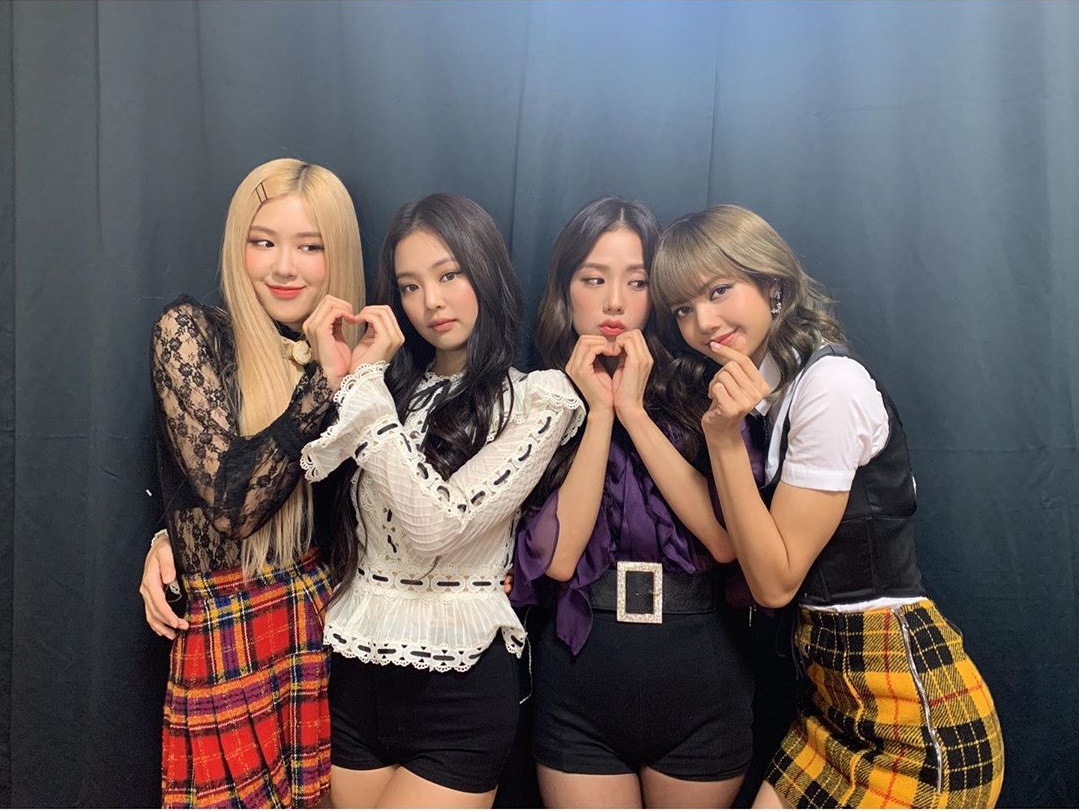 Lisa(最右)從小一個人隻身到韓國打拚,怕詐騙消息影響團體與公司形象而選擇不公開。 圖 : 翻攝自BLACKPINK IG Lisa(最右)從小一個人隻身到韓國打拚,怕詐騙消息影響團體與公司形象而選擇不公開。 圖 : 翻攝自BLACKPINK IG