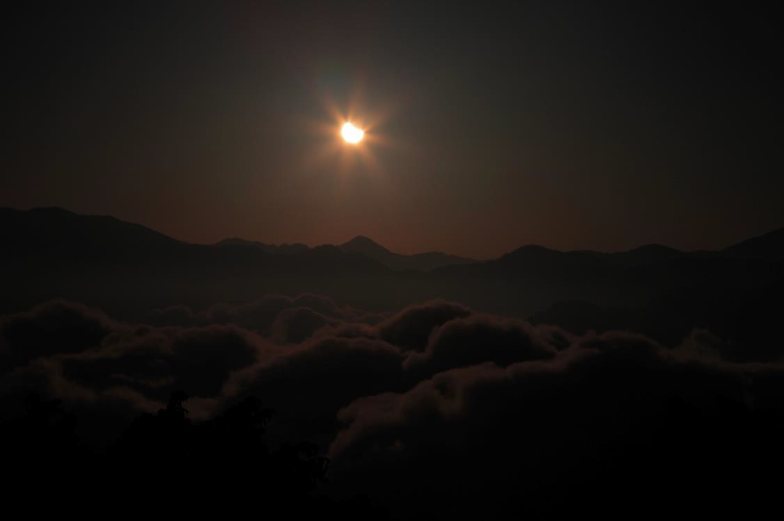 2012年5月21日在小笠原山拍攝的日環食雲海。 圖:漫步在雲端的阿里山/提供 2012年5月21日在小笠原山拍攝的日環食雲海。 圖:漫步在雲端的阿里山/提供
