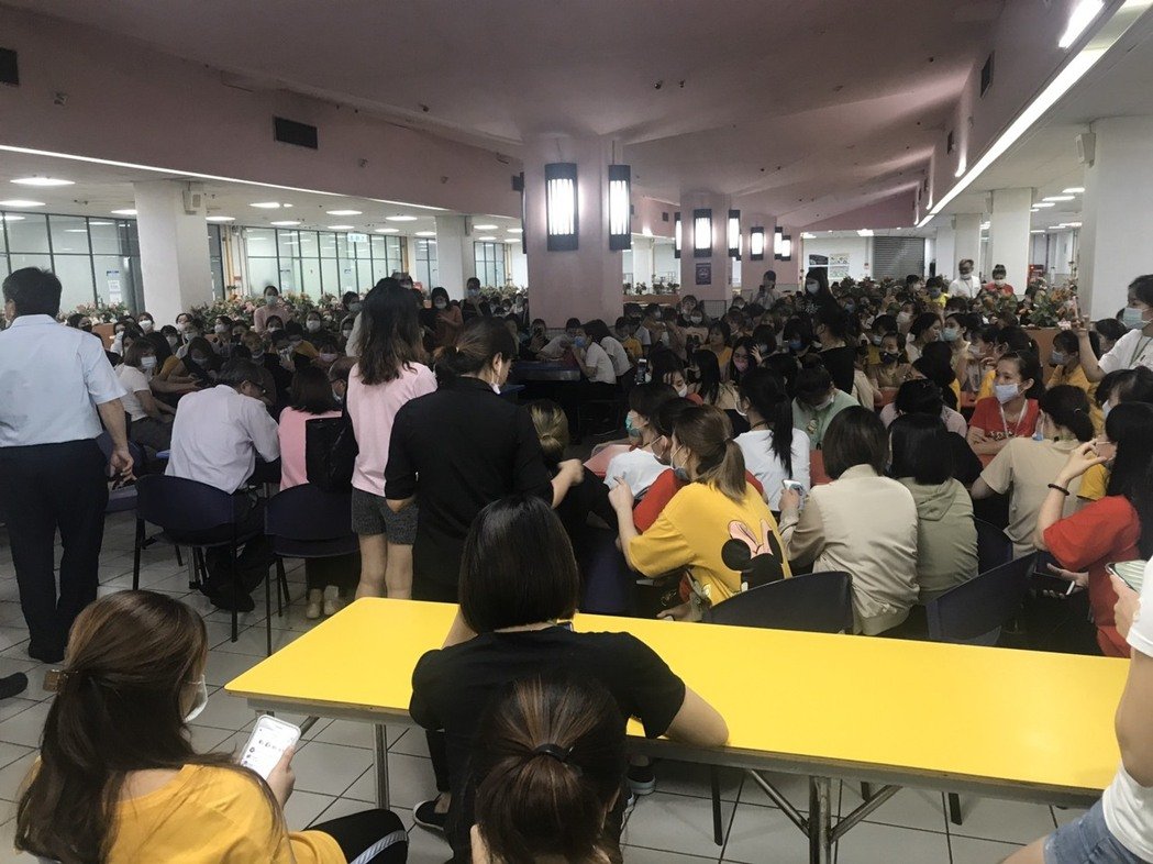 仁寶公司幹部與越南移工協商。 圖 : 越南移民移工辦公室/提供 仁寶公司幹部與越南移工協商。 圖 : 越南移民移工辦公室/提供