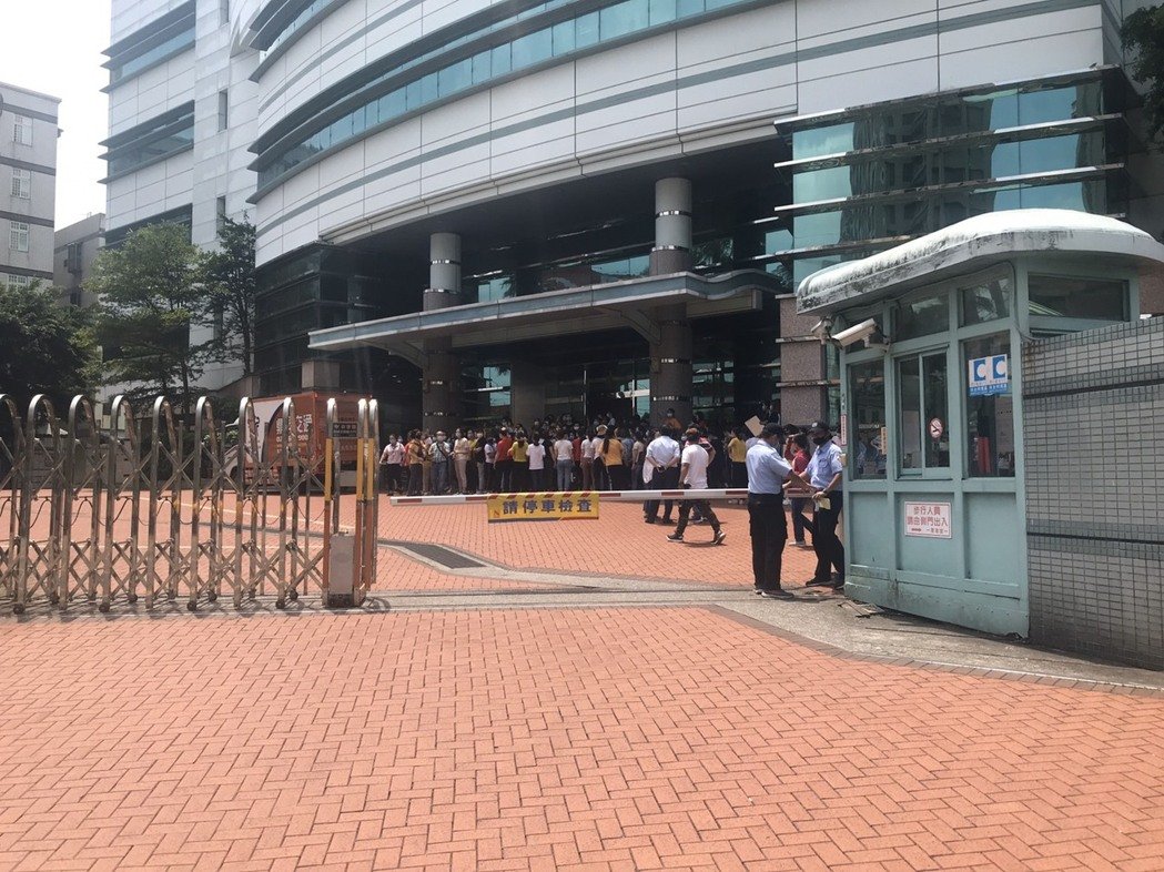 仁寶電腦傳出不當對待、非法扣款,引發越籍移工集體罷工。 圖 : 越南移民移工辦公室/提供 仁寶電腦傳出不當對待、非法扣款,引發越籍移工集體罷工。 圖 : 越南移民移工辦公室/提供