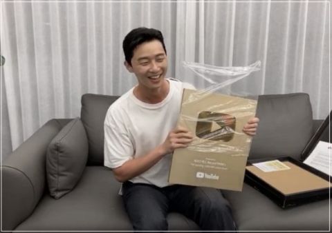 朴敘俊對於收到金獎牌相當開心,表示非常感謝身邊工作人員的一同努力。 圖 : 翻攝自朴敘俊Youtube頻道 朴敘俊對於收到金獎牌相當開心,表示非常感謝身邊工作人員的一同努力。 圖 : 翻攝自朴敘俊Youtube頻道